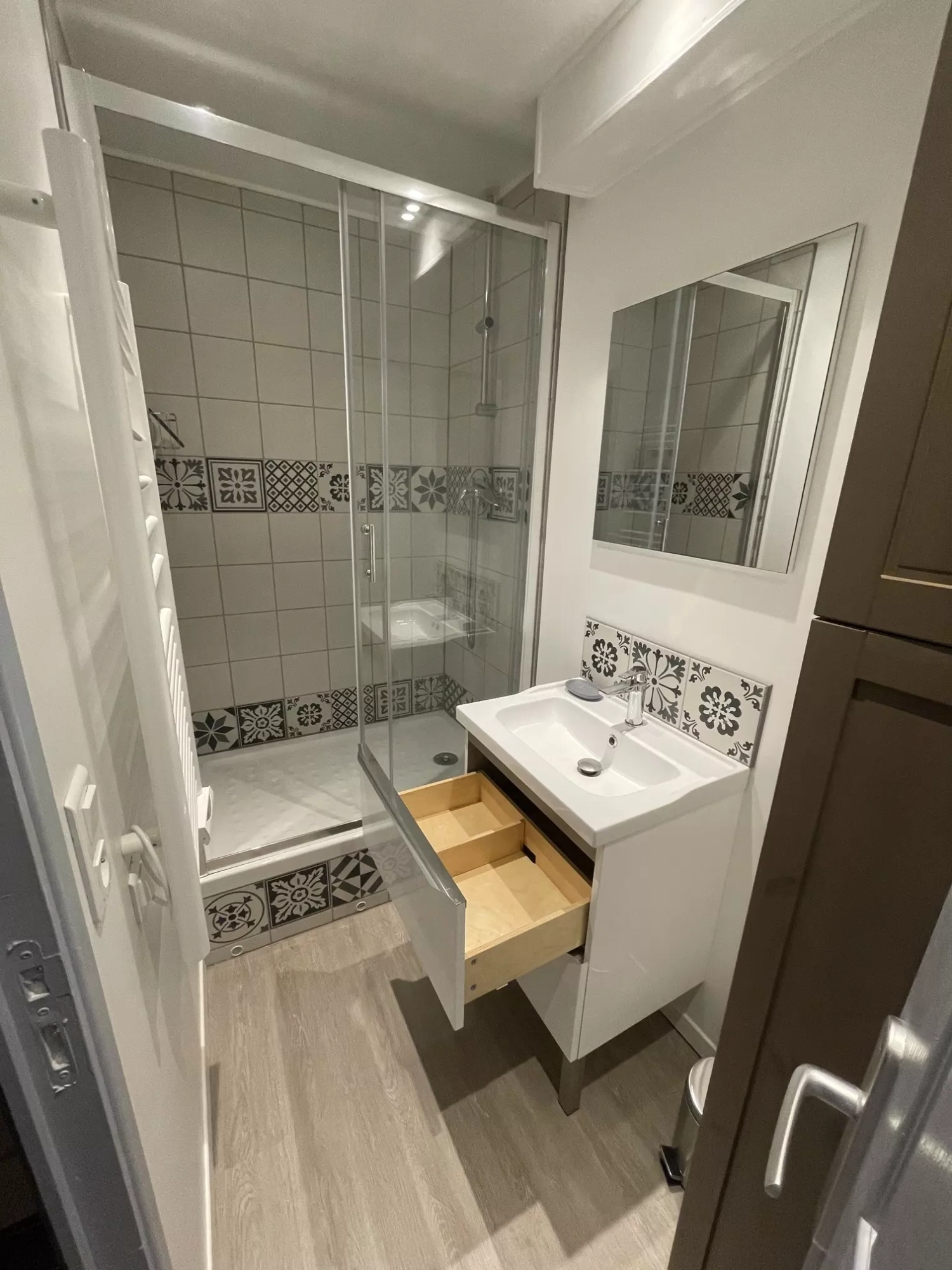 Rénovation de salle de bain à Angers : douche et meuble vasque