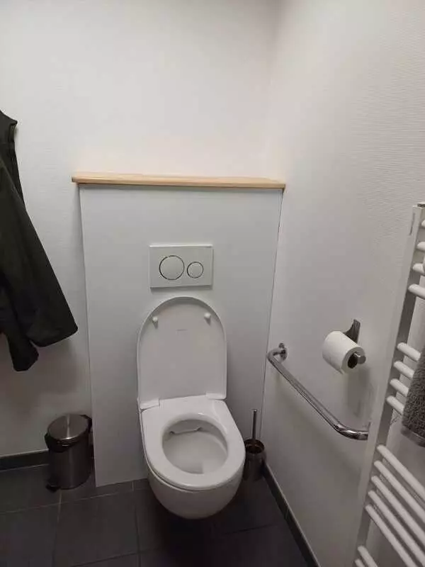 Pose de toilettes par un plombier à Angers